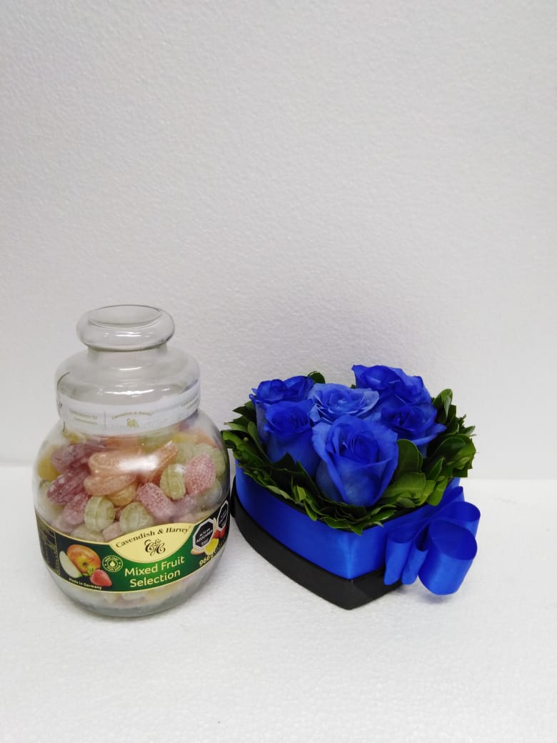 6 Rosas Azules en Caja Corazón y Caramelos Mix de 900 Gramos 